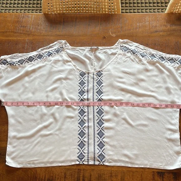 Lorimer NYC Cold Shoulder Blouse - Picture 7 of 10